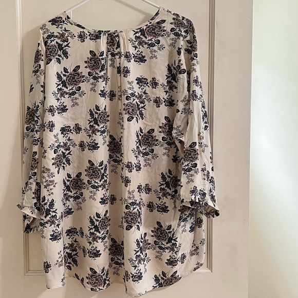 NWT Fun 2 Fun size 3x floral top. - Picture 3 of 3